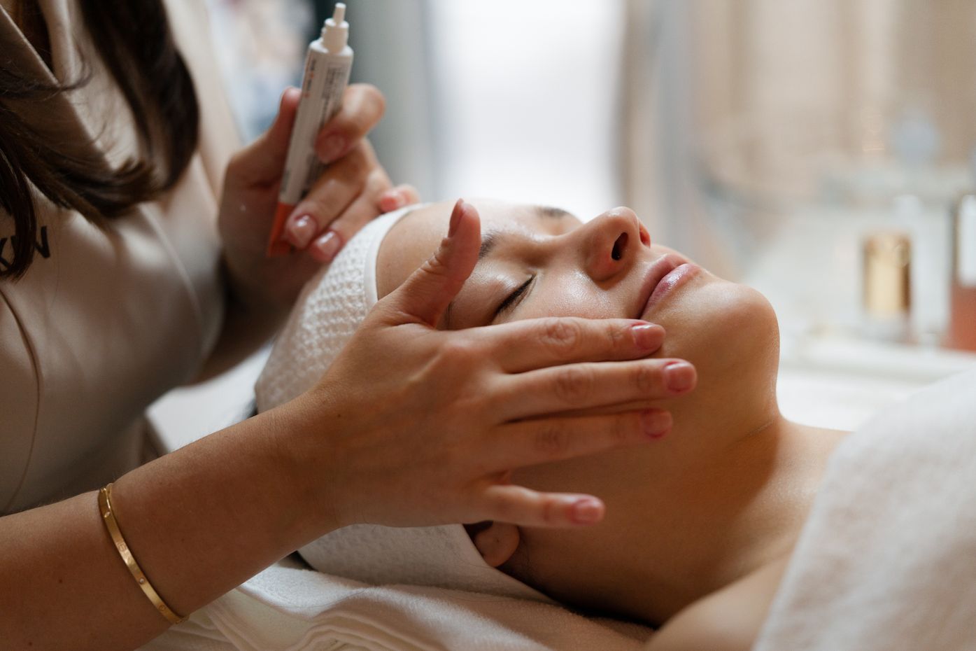Olena Izrailevych bei einer Behandlung im MI:SKIN Studio